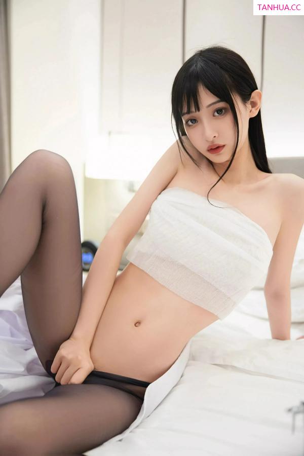   [XiuRen]高清写真图 2025.06.06 No.10373 茂木希子 白色护士服第30张图片